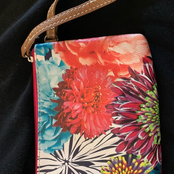 Nine West floral wristlet - Picture 2 of 2